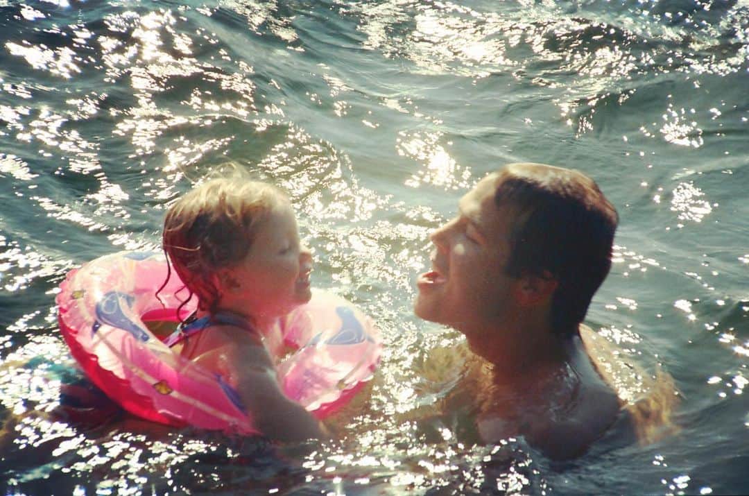 エリカ・クリステンセンのインスタグラム：「Dad’s patience and sense of humor are his two most notable qualities, I think. Great qualities for dadding. I’m so glad he’s mine (and my kids’ Grandpa). 💙💙💙 Happy Father’s Day @serich」