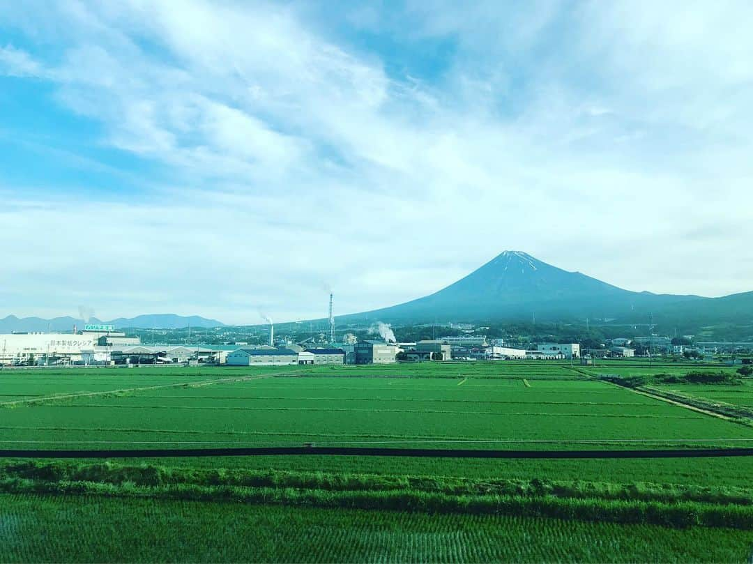 伊藤孝恵さんのインスタグラム写真 - (伊藤孝恵Instagram)「ある大物政治家が「国会議員になると何故か皆、天下国家を語りたがる。自分は国会でこんな働きをしているんだ。外交防衛だの憲法だのが忙しいといって地元に帰って来なくなる。しかしそれは違う。地元で伺った声を国会で形にする。それが国会議員の仕事だ」とおっしゃっていて背筋が伸びる。 はい！再度、肝に命じます。今朝も富士山を右手に見つつ、声を聞きに帰ります。」6月17日 7時03分 - itotakae