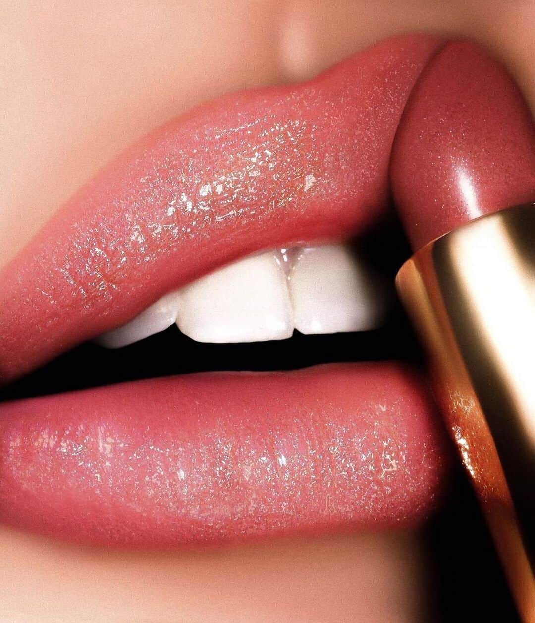 セフォラさんのインスタグラム写真 - (セフォラInstagram)「#Regram @patmcgrathreal . . . ROMANTIQUE KISSSES ⚡️⚡️⚡️ Drench your lips in the star-like pigments of Blitz Trance Lipstick shade ‘NUDE ROMANTIQUE’— a captivating coral rose with glittering golden pink pearl ⚡️⚡️⚡️ Shop now at Sephora. 👄: @rebellebeautyx」6月17日 7時04分 - sephora