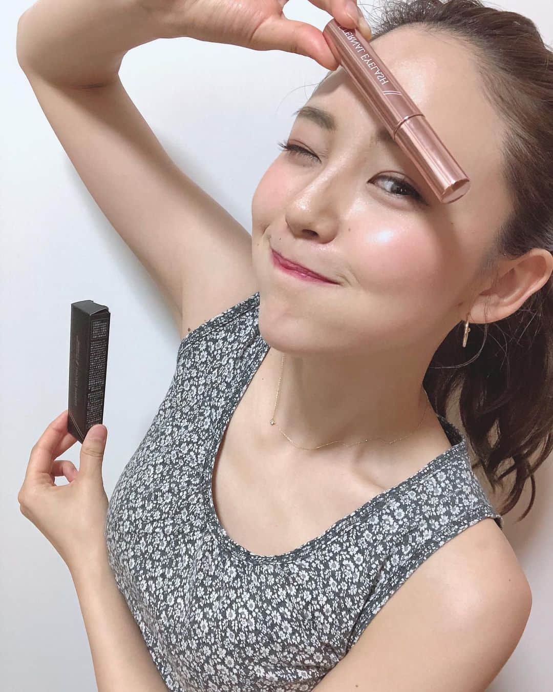 のインスタグラム：「1週間経過🐶 ・ #りーまる #サロモ #サロンモデル #インフルエンサー #フリーモデル#フリーランスモデル#撮影データ #撮影モデル募集 #広告モデル #ファッション ・ ・ ・ ・ ・ ・ まつげ美容液の @eternal.eyelash を使用して1週間経ちました🐶🌟 ・ ・ 今私は両目で80本程度のとってーもナチュラルな まつエクしてるのですが、 それでもやはり負担がかかるので まつげを長くさせるだけでなく、 強くなってもらいたくて始めました✊🌟 ・ ・ 1週間で感じたことは「塗りやすい！！」です。 美容液は続けることが大切ですが 塗りやすいので続けやすい😊 朝晩スキンケア後にまつげを持ち上げるようにして 塗ってます💐 ・ ・ しっかり続けてまつげ強化頑張ります🐶 ・ ・ ・ ・ ・ #エターナルアイラッシュ  #まつ育  #まつげ美容液　 色素沈着しない ・ ・ ・ ・ ・ ・ ・ ・ 〈 撮影依頼募集中〉 7月の撮影依頼おまちしてます♪ DMくださると嬉しいです💐 よろしくお願い致します☺︎ ・ ・ ・ ・ #アパレルモデル #りーまる美容 #ポートレートモデル #被写体モデル#カメラマンさんと繋がりたい #サロンモデル募集 #作品撮り #ダイエット #写真好きな人と繋がりたい  #美容好きな人と繋がりたい #写真撮ってる人と繋がりたい #コスメ好き#eyelash #美容垢 #スキンケア #まつ毛パーマ  #まつエク」