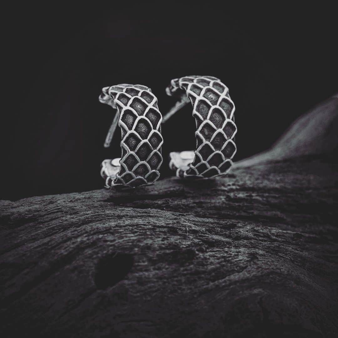 アレックスストリーターさんのインスタグラム写真 - (アレックスストリーターInstagram)「The Dragon Scale Hoop Earrings - the latest addition to the Medieval world of Alex Streeter. Tiny hoops adorned with miniature scale detail fuse antiquity, fantasy and modernity in the way only an Alex Streeter design can. High-polish sterling silver and hand-painted oxidation provide beautiful contrast and texture to these lightweight, highly wearable earrings perfect for every day wear.」6月17日 7時25分 - alexstreeternyc