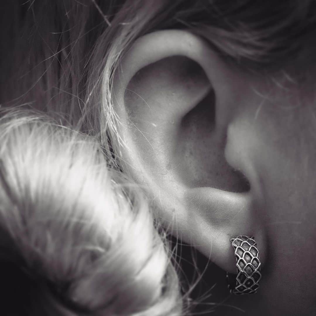 のインスタグラム：「The Dragon Scale Hoop Earrings - the latest addition to the Medieval world of Alex Streeter. Tiny hoops adorned with miniature scale detail fuse antiquity, fantasy and modernity in the way only an Alex Streeter design can. High-polish sterling silver and hand-painted oxidation provide beautiful contrast and texture to these lightweight, highly wearable earrings perfect for every day wear.」