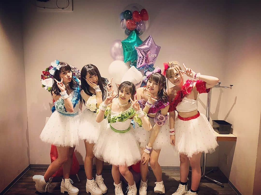 川崎芹奈さんのインスタグラム写真 - (川崎芹奈Instagram)「【SCRamBLE2ndワンマンライブ〜ちゃんちゃちゃちゃん！すくらんぶるぶる〜】inDESEO ありがとうございました💡❤️ セットリスト  OP映像 SE 虹 小指 MC ひゅーーーん！ドカンッ！ 君！ヒーローになって DestinyLove MC めありソロ らぶりんすたいむ(ゆめ、きらら) 生演奏 心の交差点(芹奈、はな) MC 神様の云う通り(新曲) 瞬間のカケラ 現実にさせてよ ねがいごと 夜中の3時 MC  あの丘の上まで 友情パラドキシカル  アンコール チョコレートシンドローム(新曲) 虹  土曜日の早い時間から、雨の中来てくれた皆さんありがとうございました❤️ ワンマンライブ、本当に楽しくて5/12のリベンジしっかりできました！  新曲「神様の云う通り」はとても速くて難しい曲ですがキレッキレに踊れたらかっこいいし、面白い曲なのでこれからどうなっていくのかすごく楽しみです♩ 「チョコレートシンドローム」は可愛い曲で歌割りも斬新で面白いので注目してみてほしい💡 KOTOちゃんが振りをつけてくれました💓 これからたくさんライブで活躍しそうな曲！  SCRamBLEはもうすぐ1周年。 7人でスタートして2人卒業して5人になりました。 正直これからどうなるかもまだわかりません。  でも今回この5人でやったワンマンライブはそれぞれが今出せる力を存分に出せたライブだったと思います。 だからわたしにとってSCRamBLEでのこのセカンドワンマンはすごくキラキラした思い出になりました✨  最年長として、これまでしっかりまとめきれなくて、悔しい気持ちもすごくあります。 同時に、わたしは本当にアイドルがやりたいのか、確かめるように始めたSCRamBLEでしたが、どんな状況でも辞めたいと思ったことはやはり一度もなかったです。 7年間のその気持ちがなによりもの答えだと信じて、これからも何があろうとユニットとしてやりきったと思えるまでやり遂げたいと思います。  スナックのママとアイドルの両立。難しいのはわたしだけでなく、応援してるみんなも一緒だよね。 スナックではママらしく、アイドルではアイドルらしくしっかりみんなに元気と癒しを届けられるように、がんばっていきます！  これからも、SCRamBLEそして川崎芹奈の応援よろしくお願いします！  サプライズで発表した、8/19(月)夜！ SCRamBLE1周年記念ワンマン決定！ こちらもよろしくお願いします🙇‍♂️ #SCRamBLE #すくらんぶる #アイドル #青担当」6月17日 7時21分 - serina_yss