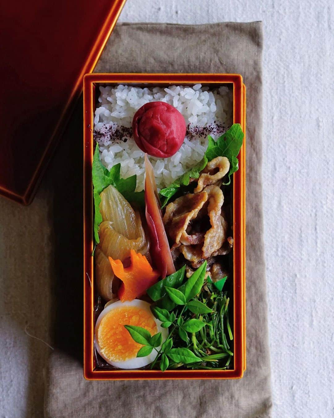 Ryoko Yunokiのインスタグラム：「+ + + Ginger pork bento/豚の生姜焼き弁当 . *rice and umeboshi *ginger pork *blanched saltwort 'okahijiki' salad *soy-simmered onion *hard-boiled egg *nukazuke pickled cucumber . ＊ご飯と梅干し ＊豚の生姜焼き ＊オカヒジキのサラダ ＊玉葱の醤油煮 ＊茹で卵 ＊胡瓜の糠漬け . . Blanched saltwort salad : blanched saltwort is combined with soy sauce and bonito flakes. + + + #bento #お弁当 #丸の内弁当 #f52grams #春慶塗 #飛騨春慶」