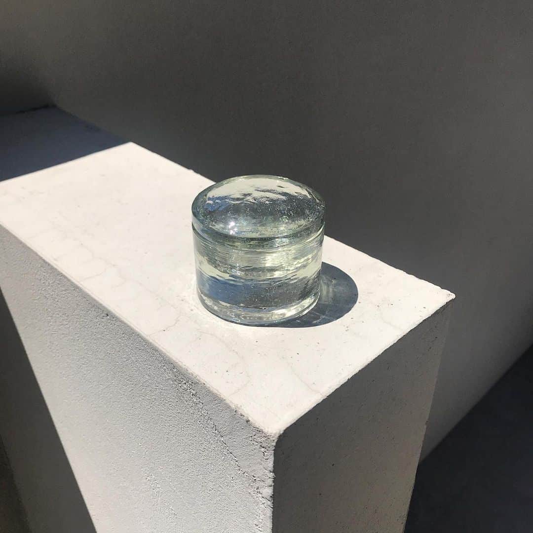 松本ゆいさんのインスタグラム写真 - (松本ゆいInstagram)「. ずっと気になってたガラスの小物入れが届いてた😳 ありがとう😭💕 器も素敵なのが沢山あるから ついつい色々欲しくなる😫笑 #satohandblownglass#glass#ガラス細工#ガラス」6月17日 13時06分 - yui_m106