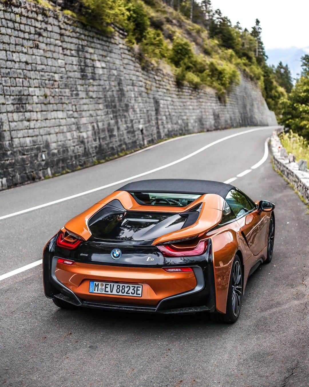 BMWのインスタグラム：「Open highway to the world of tomorrow. The BMW i8 Roadster. #BMWrepost @felixfranz_ __ BMW i8 Roadster: Energy consumption in kWh/100km (combined): 14.5 kWh. Fuel consumption in l/100 km (combined): 2.0. CO2 emissions in g/km (combined): 46 g/km. The values of fuel consumptions, CO2 emissions and energy consumptions shown were determined according to the European Regulation (EC) 715/2007 in the version applicable at the time of type approval. The figures refer to a vehicle with basic configuration in Germany and the range shown considers optional equipment and the different size of wheels and tires available on the selected model. The values of the vehicles are already based on the new WLTP regulation and are translated back into NEDC-equivalent values in order to ensure the comparison between the vehicles. [With respect to these vehicles, for vehicle related taxes or other duties based (at least inter alia) on CO2-emissions the CO2 values may differ to the values stated here.] The CO2 efficiency specifications are determined according to Directive 1999/94/EC and the European Regulation in its current version applicable. The values shown are based on the fuel consumption, CO2 values and energy consumptions according to the NEDC cycle for the classification. For further information about the official fuel consumption and the specific CO2 emission of new passenger cars can be taken out of the „handbook of fuel consumption, the CO2 emission and power consumption of new passenger cars“, which is available at all selling points and at https://www.dat.de/angebote/verlagsprodukte/leitfaden-kraftstoffverbrauch.html.」