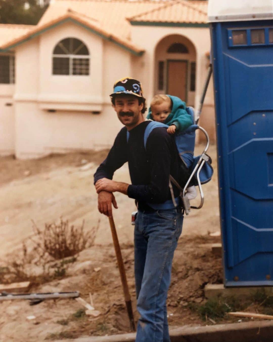 ザック・エフロンのインスタグラム：「👀 me in back helping my Dad build our house. Honestly- from total scratch- thats the kind of guy he is. Happy Father’s Day, Dad. Love you」