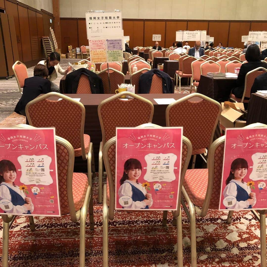 福岡女子短期大学さんのインスタグラム写真 - (福岡女子短期大学Instagram)「@福岡女子短期大学 . こんにちは、福岡女子短期大学です。 . 本日（6/17(月)）福岡市にある「#ヒルトン福岡シーホーク 」にて進学相談会が開催されています🌱時間は午後1時～午後6時半です。 . 本学スタッフが福岡女子短期大学に関するご質問に個別にお答えいたします。新しい大学案内もお配りします。 . バスにて、#純真高校 #城東高校 #福岡常葉高校 #立花高校 #福岡友朋 高等専修学校の皆さんも来場予定だそうです。 . 福岡市周辺にお住いの高校生の皆さん、是非ご参加ください🎀 . #進学相談会　#進学ガイダンス　#ガイダンス　#説明会　#進路　#進路選び　#高校生　#受験　#宮崎県　#宮崎  #宮崎市　#高校生 #高校1年生 #高校2年生 #高校3年生 #短大生　#受験生　#福岡女子短期大学　#福女短　#進路 . ========[ 資料請求 ]======== ． 新しい福岡女子短期大学の資料請求（2020大学案内）を無料送付中です。本学ホームページからお気軽に申し込みください。 . 子ども学科/健康栄養学科 音楽科/文化教養学科 ． 福岡女子短期大学 住所：‪福岡県太宰府市五条四丁目16番1号‬ tel：‪092-922-4034‬（代表）」6月17日 13時00分 - fukuoka_wjc