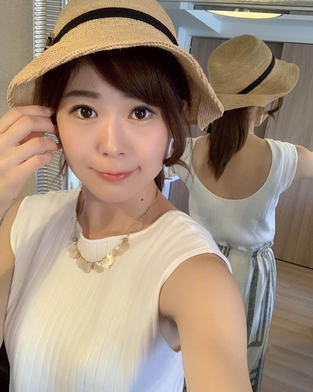 小日向えりのインスタグラム：「また、夏だねー☀️ #MilaOwen の背中ざっくりタンクトップ😊 形可愛くて、黒と2色買いした❤️❤️ 友達とランチ、黒と白悩んで…黒だー‼️ ボトムスもMila Owenだよ。 タッセル付きのワイドパンツ、柄かわいいし麻っぽい素材で涼しいけど、タッセルがきな粉のおもちゃになってしまってすぐボロボロにされそう😭  目黒の #庭園美術館 のフレンチレストラン  #duparc 建築も素敵でお庭が綺麗で癒されたー☺️💕 シェフが元パティシエだそうで、デザートおいちかった❤️ #起業家女子 #ootd #今日のコーデ  #カジュアルコーデ  #女性起業家 #歴ドル #きょこ  #ワイドパンツ #大人カジュアル  #高校講座  #麦わら帽子 #白ブラウス #タンクトップ」
