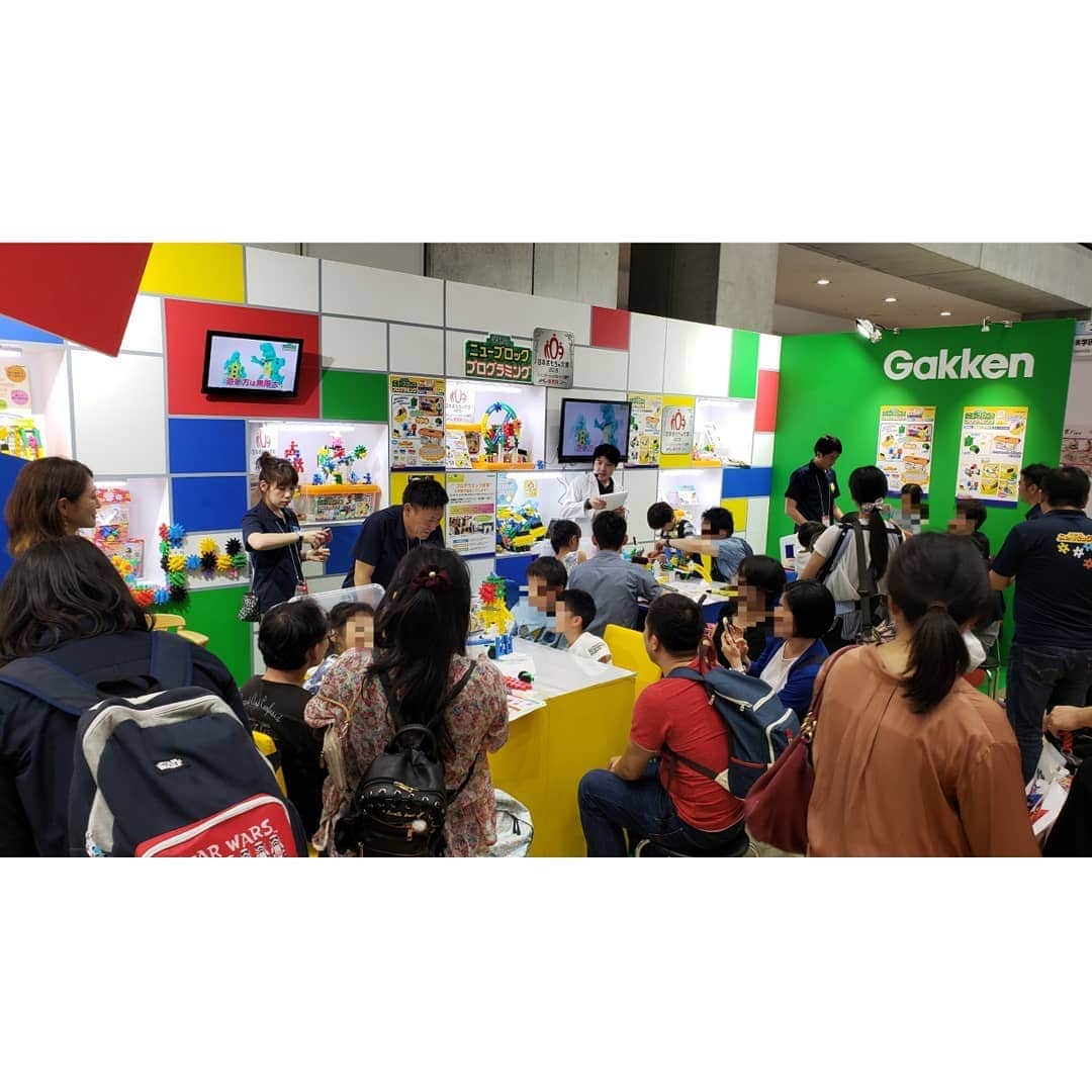 学研のニューブロック mini labo【公式】のインスタグラム：「. こんにちは！いちばんくんだよ！. . みんな東京おもちゃショー2019へは遊びに行ったかな～🤔⁉️ 学研ステイフルブースでは「ニューブロックプログラミング」を体験してくれるお友だちがたくさんきてくれてとっても盛り上がっていたよ😆🎉. みんなすごい大作をたくさん作ってくれて僕もびっくりしちゃった😳‼️. . ところで、遊びにきてくれたみんなは僕がどこにいたかわかったかな～🤔❓❓ . こっそりみんなの作品作りを見守っていたんだ😊❤️. . みんなと会えるイベントがこれからもたくさんできたらいいな～😆⭐️. . #学研#学研ステイフル#学研のニューブロック#ニューブロック#ブロック#日本おもちゃ大賞2019 #東京おもちゃショー#知育玩具#おもちゃ遊び#自分で考える力#ひらめき#想像力#生きる力#子供の笑顔#ブロック遊び#」