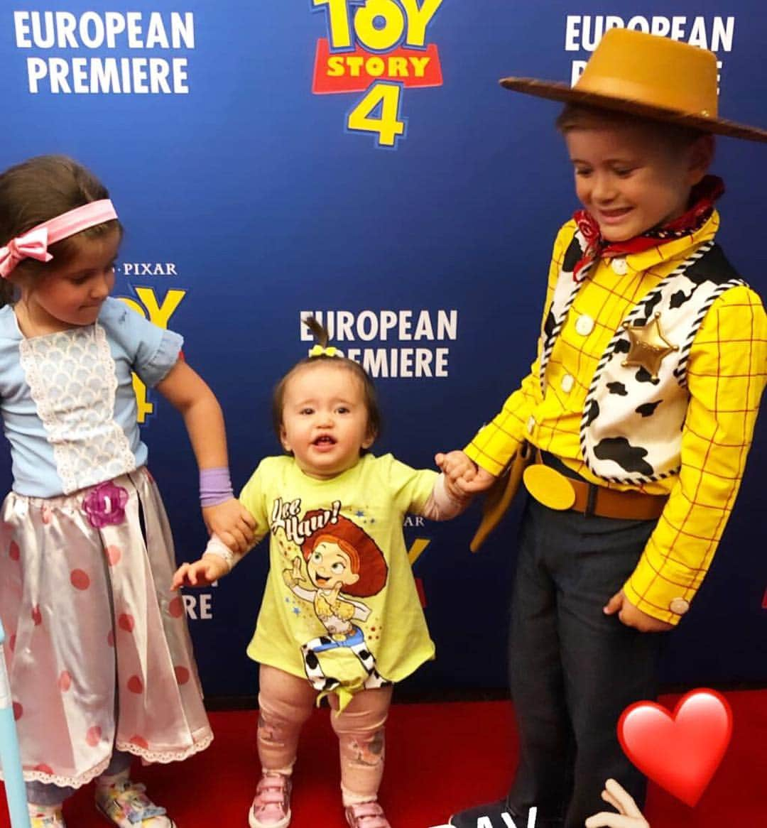 ダニエル・オズボーンさんのインスタグラム写真 - (ダニエル・オズボーンInstagram)「Amazing way to spend Father’s Day! At the Toy Story 4 European premiere 👌🏼 The kids absolutely loved it! ❤️ had such a nice day!! The love I feel for these little humans is unexplainable! I am so so so lucky to have them, and to have these 3 incredible children calling me dad for the rest of my life.. So beyond lucky ❤️❤️❤️ #fathersday @disneystudiosuk」6月17日 7時42分 - danosborneofficial