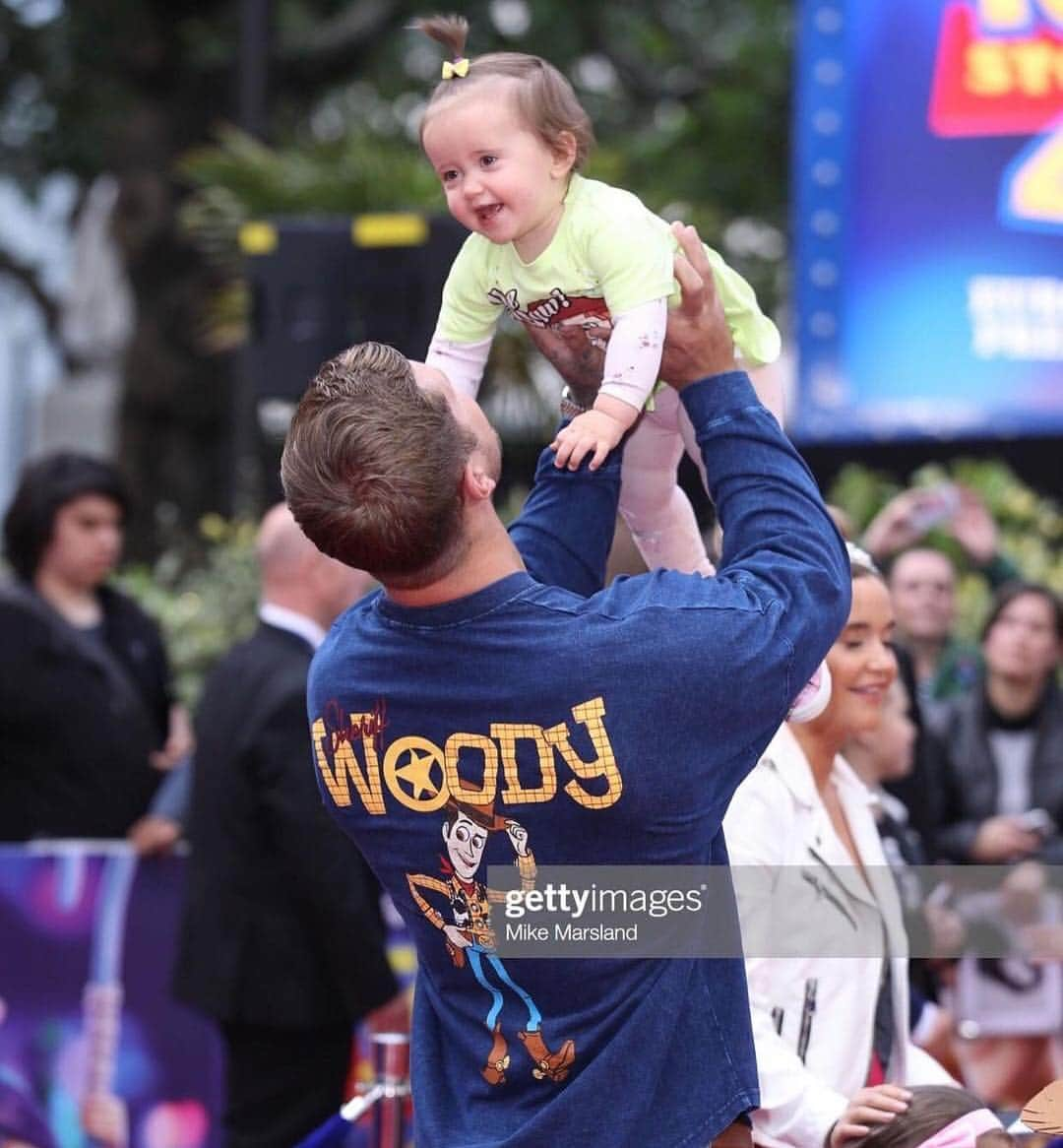 ダニエル・オズボーンさんのインスタグラム写真 - (ダニエル・オズボーンInstagram)「Amazing way to spend Father’s Day! At the Toy Story 4 European premiere 👌🏼 The kids absolutely loved it! ❤️ had such a nice day!! The love I feel for these little humans is unexplainable! I am so so so lucky to have them, and to have these 3 incredible children calling me dad for the rest of my life.. So beyond lucky ❤️❤️❤️ #fathersday @disneystudiosuk」6月17日 7時42分 - danosborneofficial