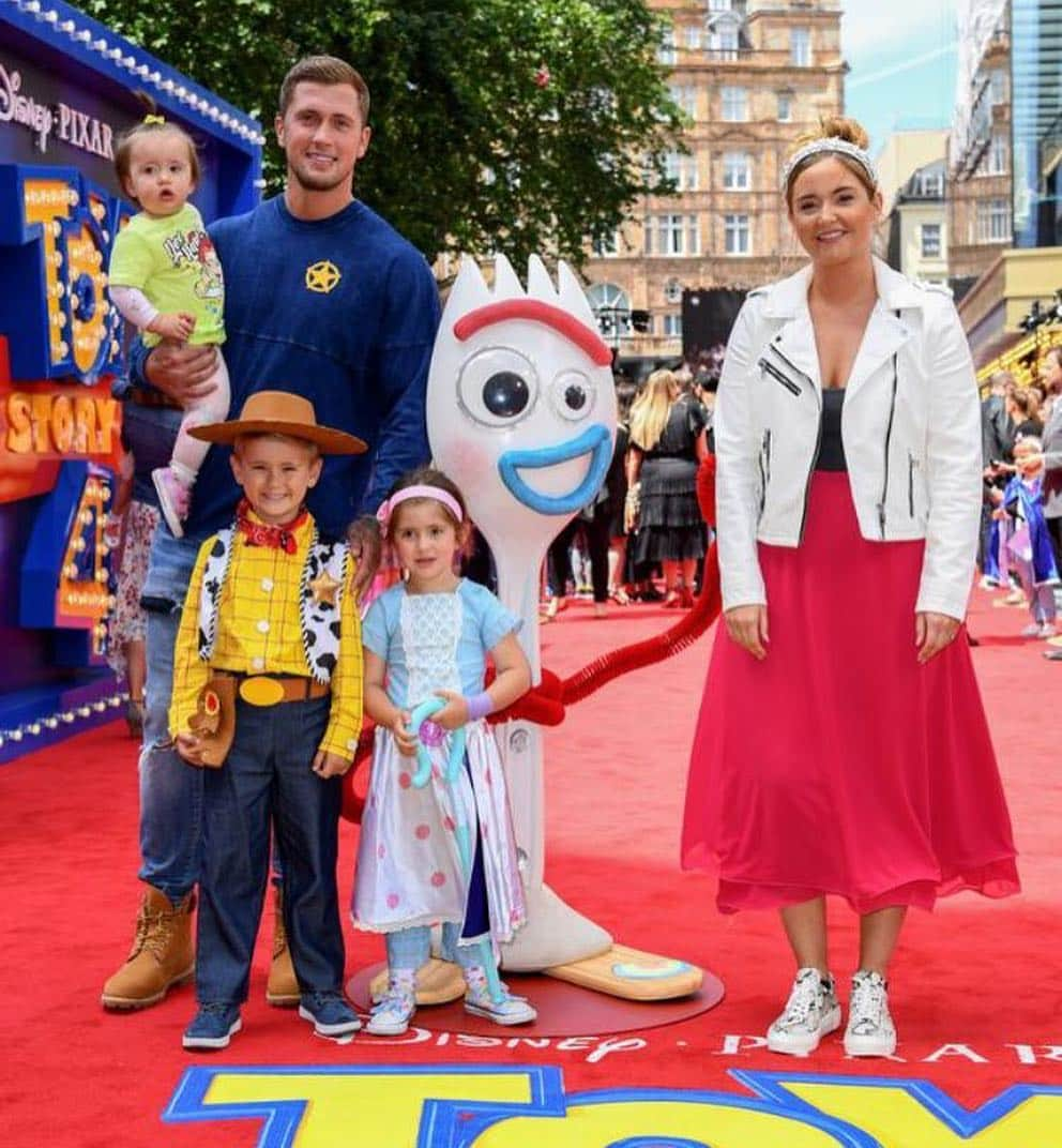 ダニエル・オズボーンさんのインスタグラム写真 - (ダニエル・オズボーンInstagram)「Amazing way to spend Father’s Day! At the Toy Story 4 European premiere 👌🏼 The kids absolutely loved it! ❤️ had such a nice day!! The love I feel for these little humans is unexplainable! I am so so so lucky to have them, and to have these 3 incredible children calling me dad for the rest of my life.. So beyond lucky ❤️❤️❤️ #fathersday @disneystudiosuk」6月17日 7時42分 - danosborneofficial