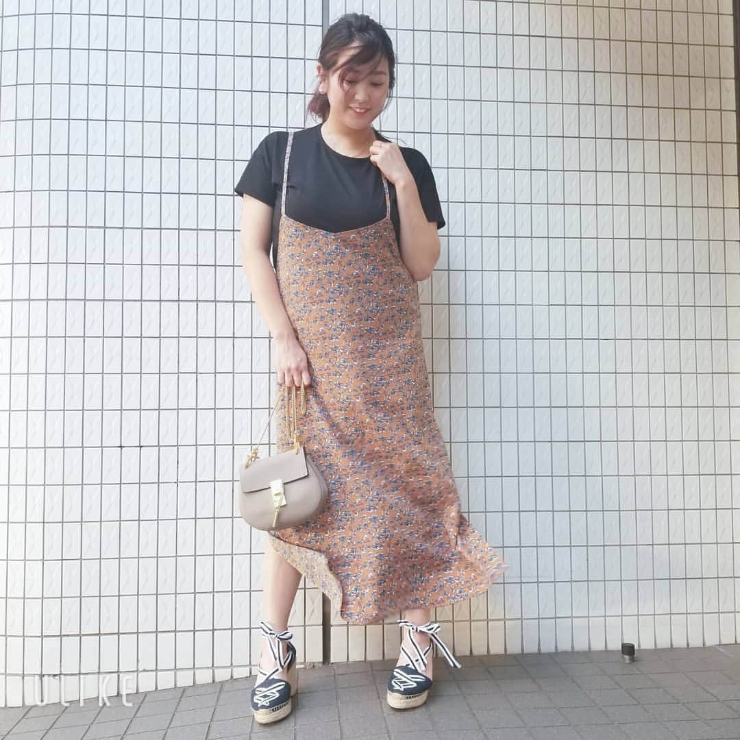 うさまりあのインスタグラム：「． ．おはよ～☀ ．わたしめちゃテレビ見るんだけど、皆は一番好きなテレビ番組は何かな？ ．私は世界を旅する番組とか、お笑いとか、動物系よくみるよ！ ． ． @grshimamura でLLサイズ買いました☺ ．これ中のTシャツとワンピースセットで ．1900円だった気がする～💕 ．  #ootd  #code #うさまりあ #ぽっちゃりモデル」