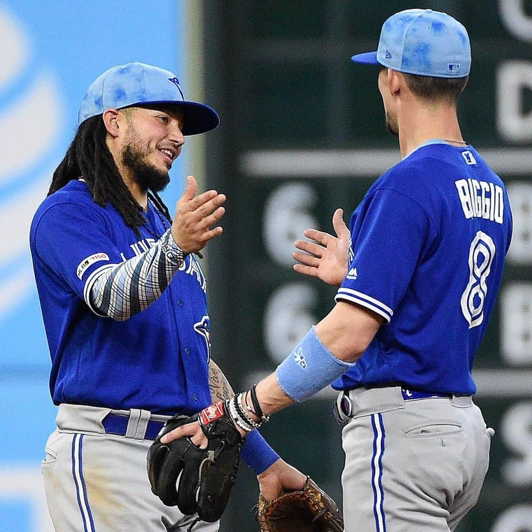 トロント・ブルージェイズさんのインスタグラム写真 - (トロント・ブルージェイズInstagram)「12 runs later, we’re coming home! Give us your 🤚 emojis! #BlueJaysWin」6月17日 7時36分 - bluejays