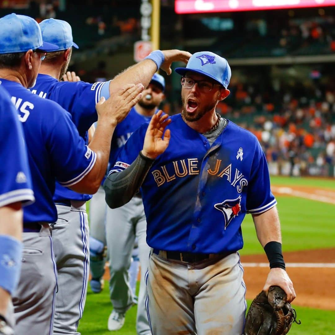 トロント・ブルージェイズさんのインスタグラム写真 - (トロント・ブルージェイズInstagram)「12 runs later, we’re coming home! Give us your 🤚 emojis! #BlueJaysWin」6月17日 7時36分 - bluejays