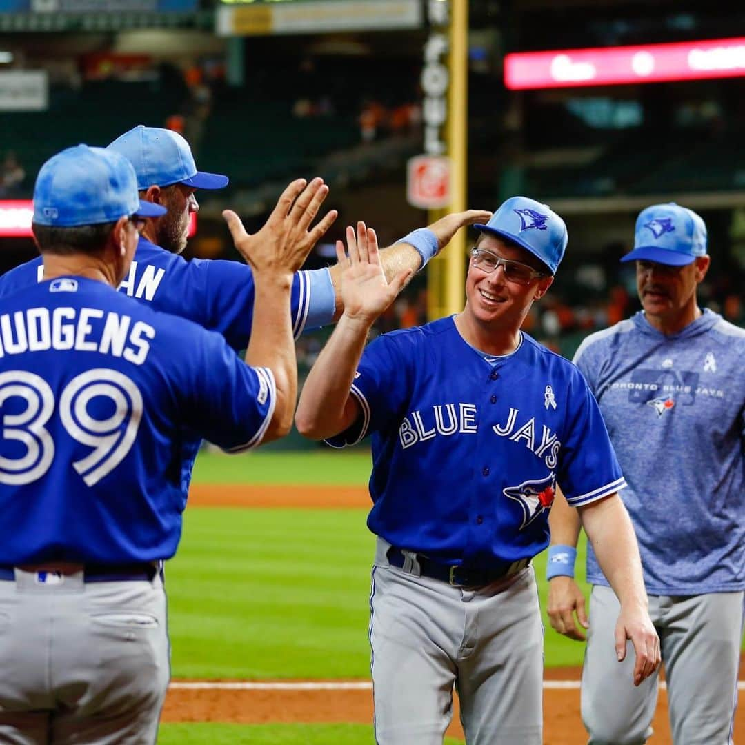 トロント・ブルージェイズさんのインスタグラム写真 - (トロント・ブルージェイズInstagram)「12 runs later, we’re coming home! Give us your 🤚 emojis! #BlueJaysWin」6月17日 7時36分 - bluejays