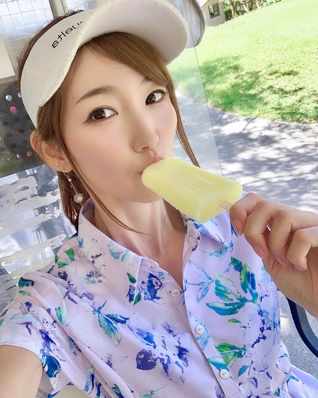 美波千夏さんのインスタグラム写真 - (美波千夏Instagram)「おはようございます💖 帰りの飛行機まるまる爆睡したのに家に帰ってからも爆睡！自分でもビックリ（笑） 南国ゴルフにピッタリな @riendasuelta_golf のワンピ💖 大きめの花柄と、この涼しげな色がお気に入りです✨ シークワサーアイス美味しかった😋 さてして、週の始め、頑張っていきましょー😆 . . . #ゴルフ女子 #スポーツ女子  #沖縄 #okinawa #沖縄ゴルフ #南国ゴルフ #リゾートゴルフ #ゴルフコーデ」6月17日 7時40分 - chinatsu_minami