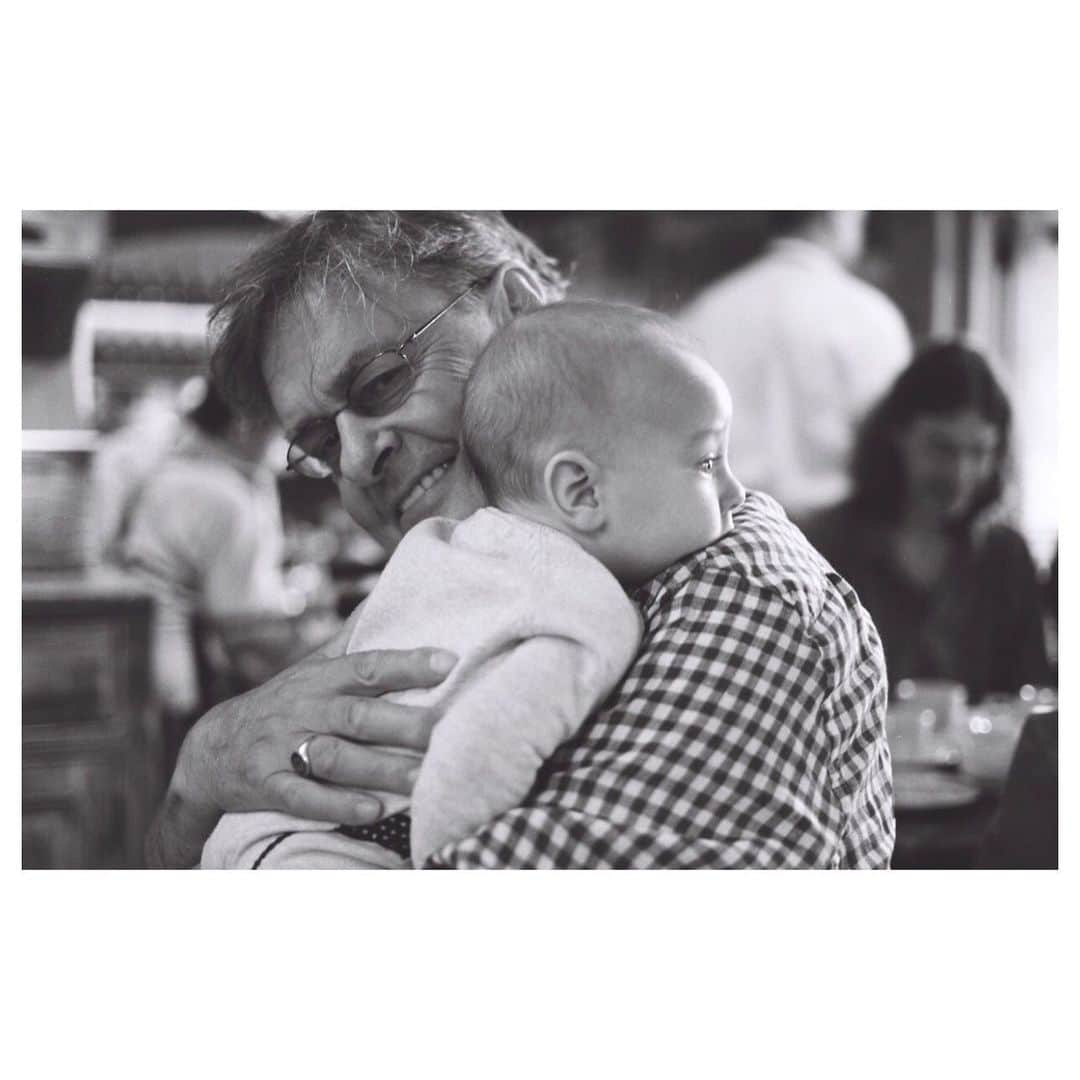 オリヴィア・ワイルドさんのインスタグラム写真 - (オリヴィア・ワイルドInstagram)「❤️ dad • grandpa • smartest guy I’ll ever know • chef • friend • genius • hero • truly just the most wonderful person, i love you i love you i love you ❤️」6月17日 7時44分 - oliviawilde