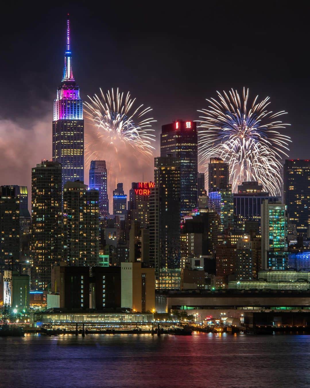 Empire State Buildingさんのインスタグラム写真 - (Empire State BuildingInstagram)「You’ve never experienced a July 4th quite like this… 🎇 . Exclusive, private fireworks viewing party with premium open bar & hors d’oeuvres. Tap bio link to book! #EmpireStateBuilding 🎆 . . . . . #nyc #newyork #newyorkcity #esb #empirestate #empirestateofmind #loves_nyc #ny_uncut #ilovenewyork #travelgram #bigapple #nightshooters #newyork_world #newyorkcitylife #thisisnyc #ilove_newyo #nycdotgram #city_of_newyork #ig_nyc #what_I_saw_in_nyc #newyorklike #newyork_instagram #nyclife #newyorklife #nycprimeshot #july4th #independenceday #fireworks #fireworksshow」6月17日 7時45分 - empirestatebldg