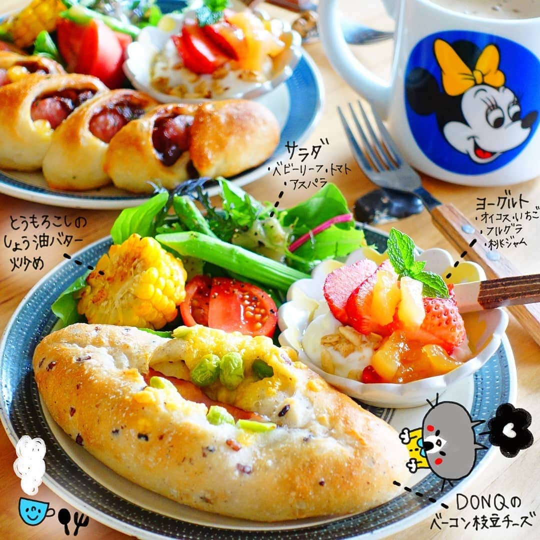 なっつ。さんのインスタグラム写真 - (なっつ。Instagram)「2019.6.17.monday PUNICAFE LUNCH. ❁ある日のおうちごはん♬ ・DONQのパン (わたしは枝豆ベーコンチーズ とぅちゃんはカレーウインナー) ・サラダ ・とうもろこし醤油バター炒め ・ヨーグルト ・カフェラテ ❁ 休日ランチ♬ #DONQ でパンを買って サラダとヨーグルトを 添えただけの簡単ランチ♬ パン屋さんのパンが加わるだけで 豪華になるー😊 ほっこり幸せな時間♡  枝豆入りのパン🥖すきーっ🤤 . . さーて月曜日🙌 月曜日無条件に憂鬱度高いけど 気持ちあげてこーーー😇😇😇 今週も素敵な週にするぞ🎵 ・ ・ ・ #今週もいただきます#なっつごはん🍚#なっつの絵日記」6月17日 7時46分 - punipopo