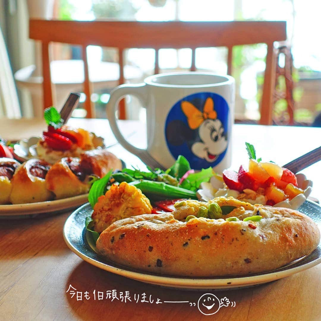 なっつ。さんのインスタグラム写真 - (なっつ。Instagram)「2019.6.17.monday PUNICAFE LUNCH. ❁ある日のおうちごはん♬ ・DONQのパン (わたしは枝豆ベーコンチーズ とぅちゃんはカレーウインナー) ・サラダ ・とうもろこし醤油バター炒め ・ヨーグルト ・カフェラテ ❁ 休日ランチ♬ #DONQ でパンを買って サラダとヨーグルトを 添えただけの簡単ランチ♬ パン屋さんのパンが加わるだけで 豪華になるー😊 ほっこり幸せな時間♡  枝豆入りのパン🥖すきーっ🤤 . . さーて月曜日🙌 月曜日無条件に憂鬱度高いけど 気持ちあげてこーーー😇😇😇 今週も素敵な週にするぞ🎵 ・ ・ ・ #今週もいただきます#なっつごはん🍚#なっつの絵日記」6月17日 7時46分 - punipopo