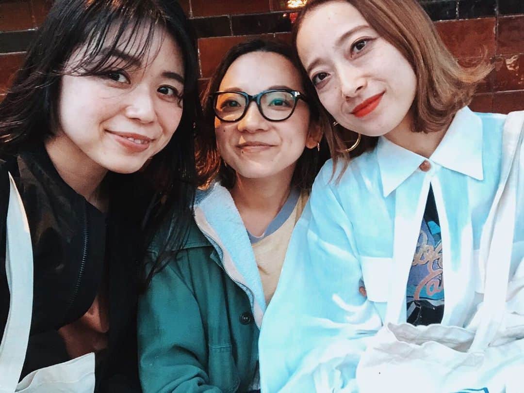 Yu-kiのインスタグラム：「何年ぶりだろう〜まさかロンドンで再会出来るとは！NYから旅行中の @ritsuko725 と会えた🖤縁って嬉しいなぁ🥺次はNYで会いましょう！来年春行く💪🏻そして久々のMORITOのご飯おいしかった💜#London」