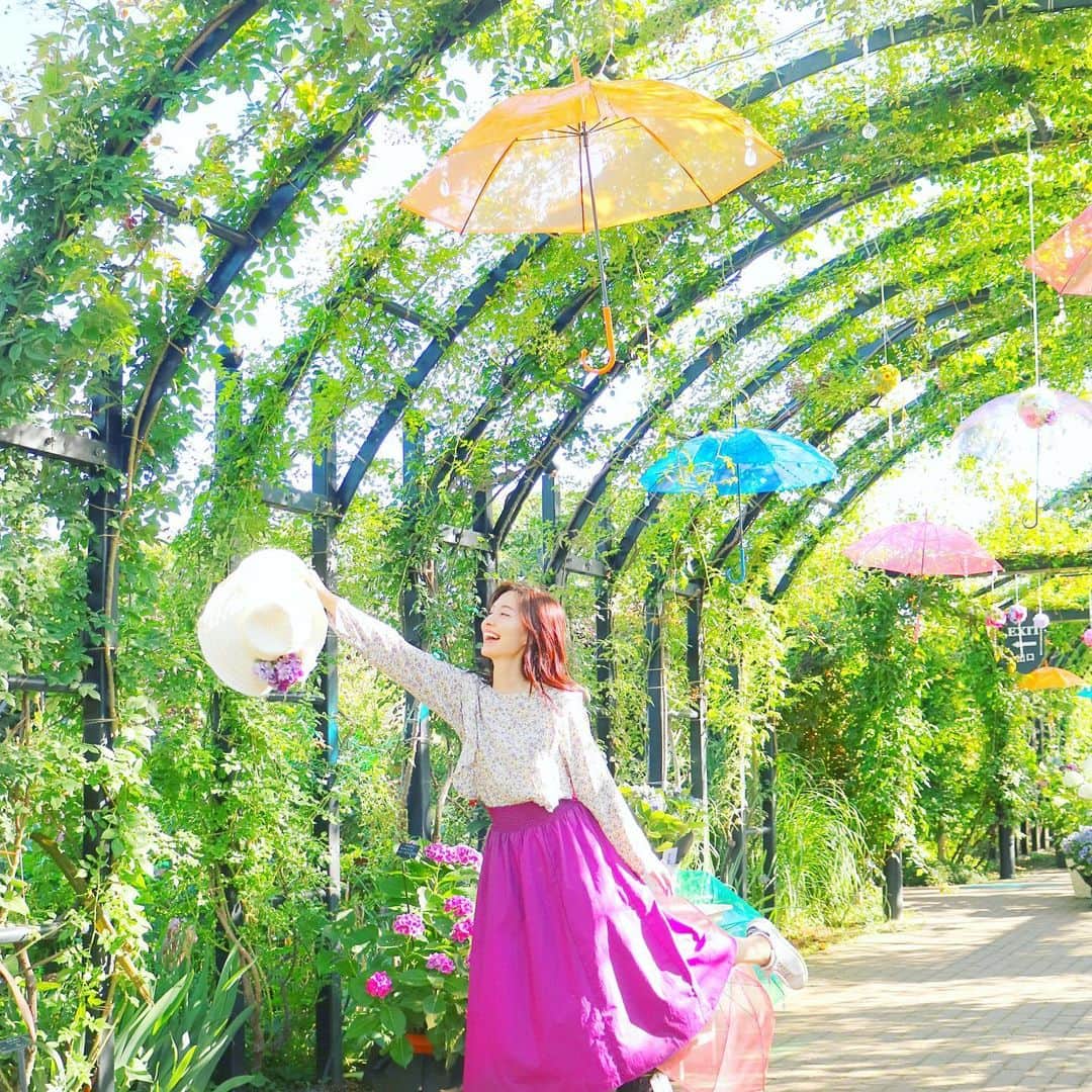 のインスタグラム：「* ポルトガルで見られなかった傘祭り（笑）が イングリッシュガーデンにちょこっと⛱☔️💐 久々の晴れにうかれる〜るるる〜日焼ける〜 撮影用に帽子や傘の貸し出しもありました👒 6月30日までアジサイフェアが開催中です💠 #メリーポピンズ」