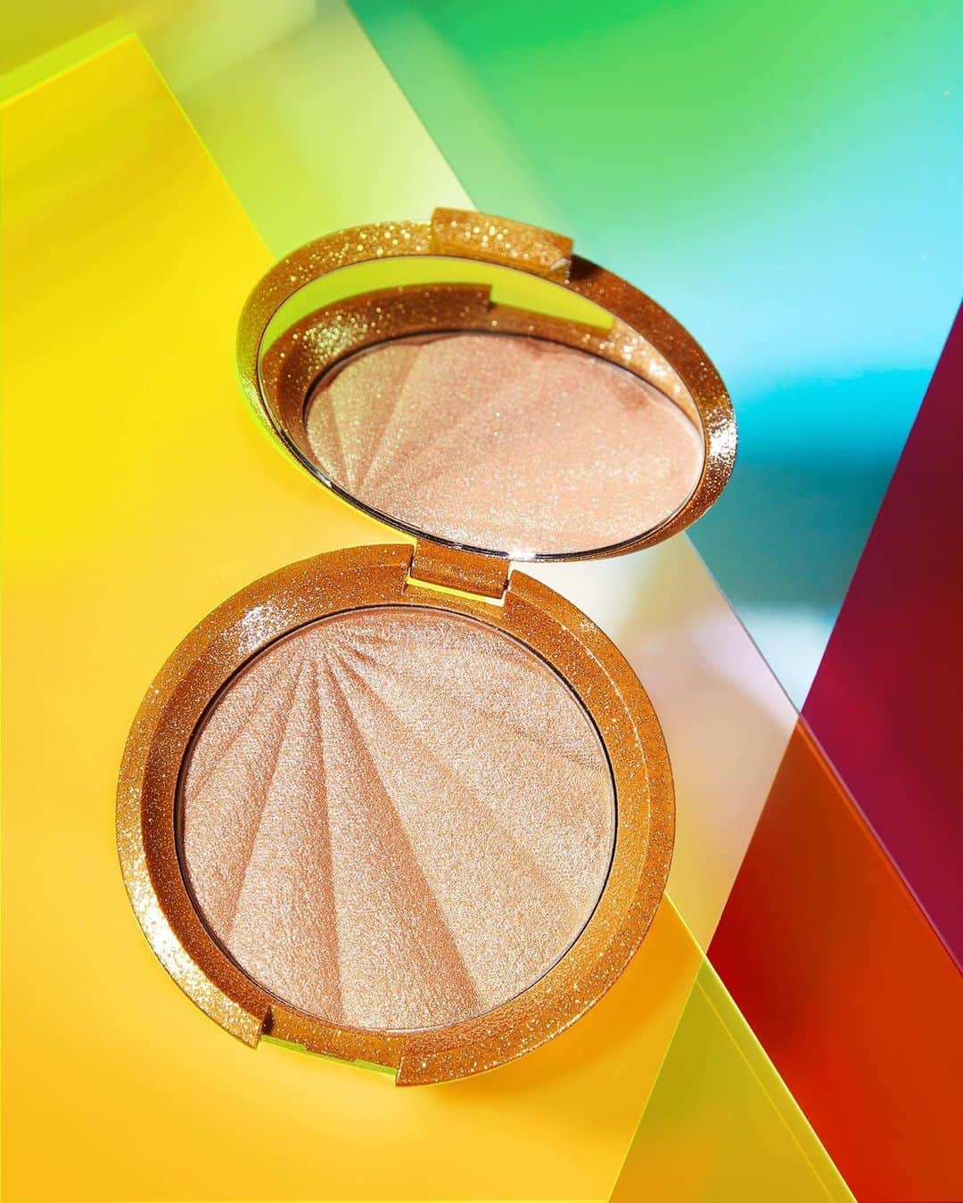 BECCAさんのインスタグラム写真 - (BECCAInstagram)「Shine brighter than the sun☀️ with NEW Collector's Edition Champagne Pop Highlighter! No matter your gender or orientation, at BECCA, everyone is welcome to enjoy and #BECCAGlow with #PRIDE! 🌈 We took our glow to the streets to light up New Yorkers' days! Head to our #InstagramStories for the scoop! #beccaglowingwithpride」6月17日 7時56分 - beccacosmetics