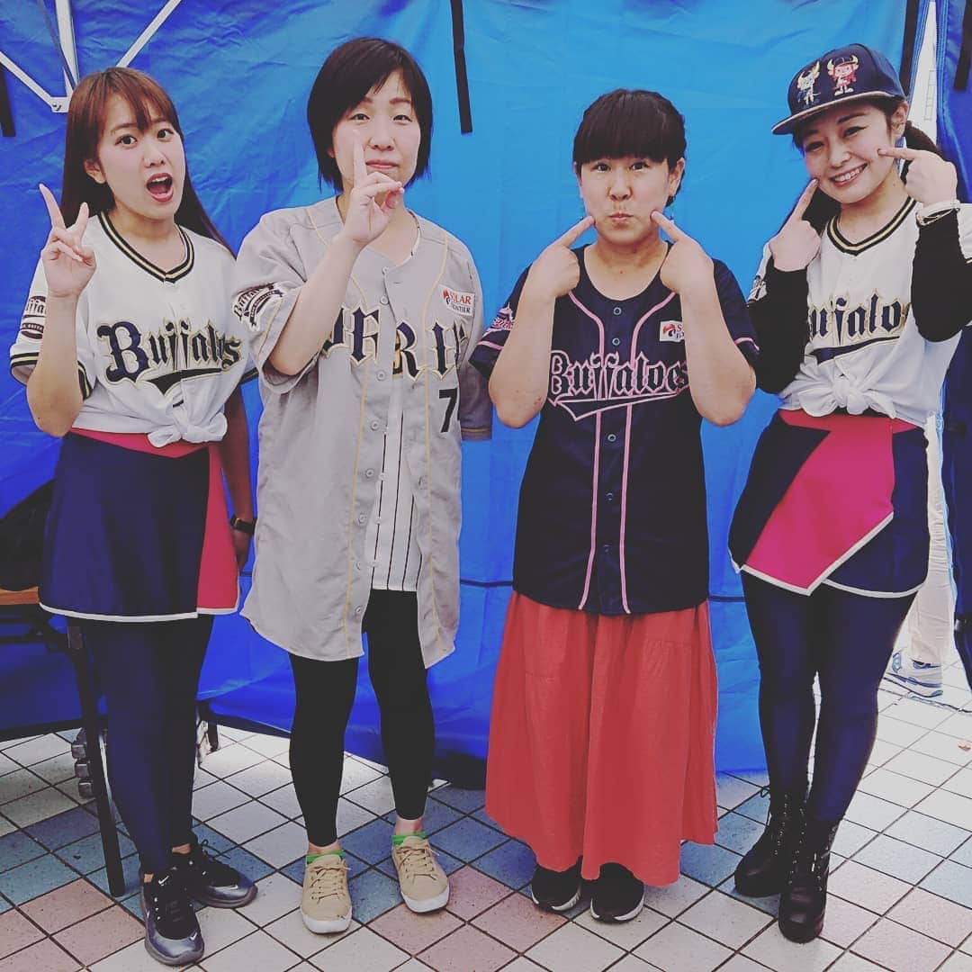 岡友美さんのインスタグラム写真 - (岡友美Instagram)「昨日のBsstage⚾ お客様！ありがとうございました！ #Allyさん #CHIIさん #青空 #オリックスバファローズ  #阪神タイガース  #引き分け」6月17日 8時09分 - okatomo38