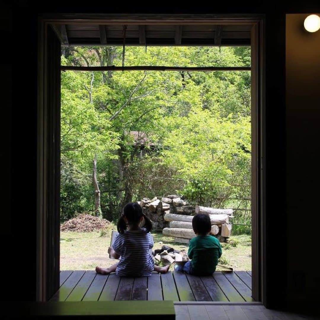 ヤマヒロさんのインスタグラム写真 - (ヤマヒロInstagram)「宍粟市・ N様邸 「子育て山荘」  築80年、  伸びやかに暮らせる、  住まいにリニューアル。  @yamahiro_harima  #yamahiro_harima #ヤマヒロ #兵庫県 #姫路市 #加古川市 #高砂市 #明石市  #工務店 #注文住宅 #住宅 #木の家 #自然素材 #オーガニックハウス #漆喰 #セルロースファイバー #外観デザイン #OMソーラー #暮らし #マイホーム #マイホーム計画 #リノベーション #再生住家」6月17日 8時03分 - yamahiro_harima