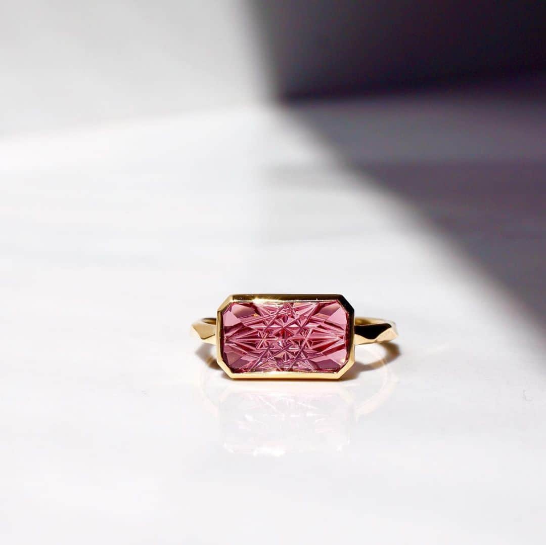 Shelby / Aki Hiroseさんのインスタグラム写真 - (Shelby / Aki HiroseInstagram)「【 KIRIKO Precious Stone 】  大切に温めていたPink Tourmaline 切子のルース、お客様にオーダーいただきリングとして仕上がりました。 Jewelryとなった天然石は、ひときわ魅力が増しますね✨  3ct以上ありながらも透明度が高くインクルージョンもほぼ無い綺麗な綺麗なピンク トルマリン。「なかなか出る石ではない！」 本当にそうだと思います。 ピンクなのにカラーも外形も甘過ぎないところに惹かれました。  満足の仕上がりです！喜んでいただけますように💍 「KIRIKO Precious Stone」コレクション、 drama H.P.FRANCE 新宿店、Fuligo shed 名古屋タカシマヤ店にて《期間限定》でご覧いただけます。 @drama_hpfrance  @fuligoshed_takashimaya  ー ー ー ー ー ー ー ー ー ー ー ー ー ー  #Shelby #ShelbyJewelry #ShelbyAki  #jewelry #accessory  #japan #tokyo #limited #order  #KIRIKO #tourmaline #pinktourmaline」6月17日 8時05分 - shelby.aki