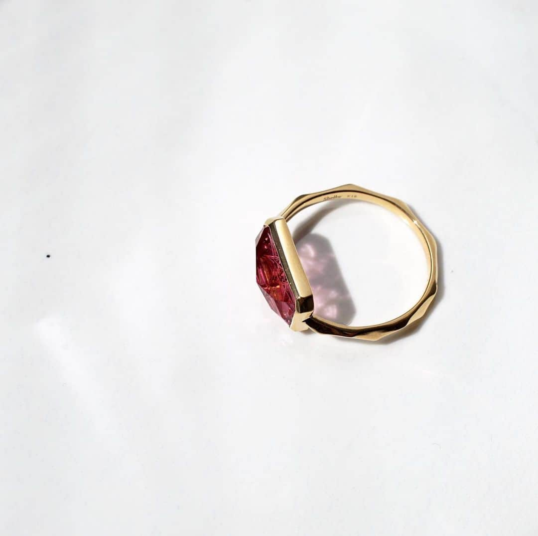 Shelby / Aki Hiroseさんのインスタグラム写真 - (Shelby / Aki HiroseInstagram)「【 KIRIKO Precious Stone 】  大切に温めていたPink Tourmaline 切子のルース、お客様にオーダーいただきリングとして仕上がりました。 Jewelryとなった天然石は、ひときわ魅力が増しますね✨  3ct以上ありながらも透明度が高くインクルージョンもほぼ無い綺麗な綺麗なピンク トルマリン。「なかなか出る石ではない！」 本当にそうだと思います。 ピンクなのにカラーも外形も甘過ぎないところに惹かれました。  満足の仕上がりです！喜んでいただけますように💍 「KIRIKO Precious Stone」コレクション、 drama H.P.FRANCE 新宿店、Fuligo shed 名古屋タカシマヤ店にて《期間限定》でご覧いただけます。 @drama_hpfrance  @fuligoshed_takashimaya  ー ー ー ー ー ー ー ー ー ー ー ー ー ー  #Shelby #ShelbyJewelry #ShelbyAki  #jewelry #accessory  #japan #tokyo #limited #order  #KIRIKO #tourmaline #pinktourmaline」6月17日 8時05分 - shelby.aki