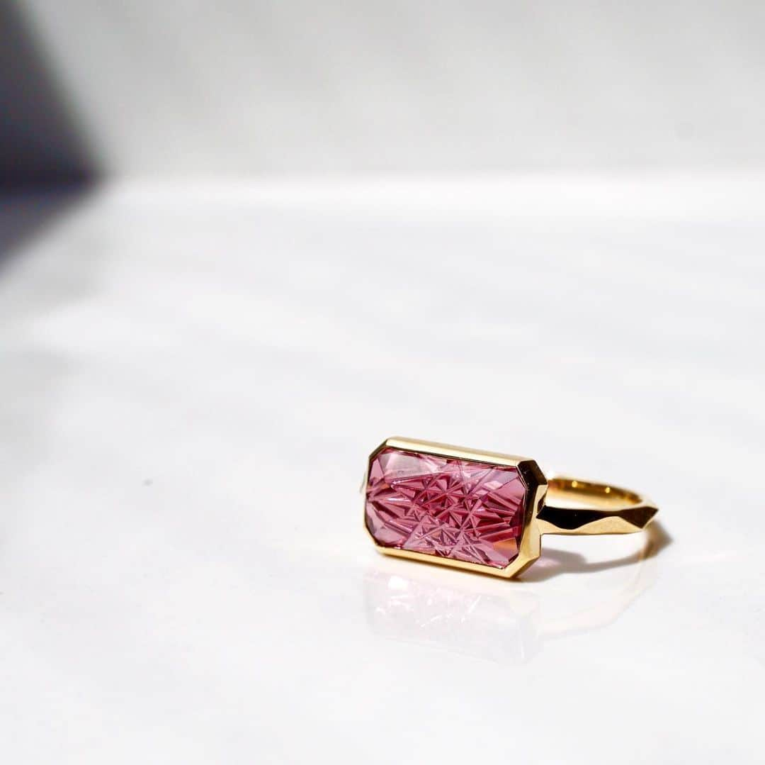 Shelby / Aki Hiroseさんのインスタグラム写真 - (Shelby / Aki HiroseInstagram)「【 KIRIKO Precious Stone 】  大切に温めていたPink Tourmaline 切子のルース、お客様にオーダーいただきリングとして仕上がりました。 Jewelryとなった天然石は、ひときわ魅力が増しますね✨  3ct以上ありながらも透明度が高くインクルージョンもほぼ無い綺麗な綺麗なピンク トルマリン。「なかなか出る石ではない！」 本当にそうだと思います。 ピンクなのにカラーも外形も甘過ぎないところに惹かれました。  満足の仕上がりです！喜んでいただけますように💍 「KIRIKO Precious Stone」コレクション、 drama H.P.FRANCE 新宿店、Fuligo shed 名古屋タカシマヤ店にて《期間限定》でご覧いただけます。 @drama_hpfrance  @fuligoshed_takashimaya  ー ー ー ー ー ー ー ー ー ー ー ー ー ー  #Shelby #ShelbyJewelry #ShelbyAki  #jewelry #accessory  #japan #tokyo #limited #order  #KIRIKO #tourmaline #pinktourmaline」6月17日 8時05分 - shelby.aki