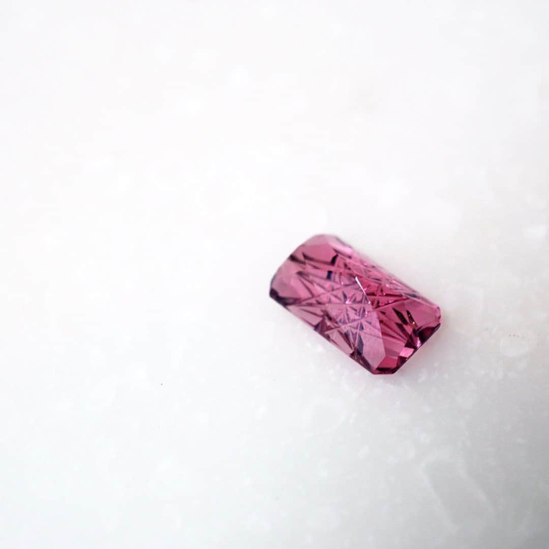 Shelby / Aki Hiroseさんのインスタグラム写真 - (Shelby / Aki HiroseInstagram)「【 KIRIKO Precious Stone 】  大切に温めていたPink Tourmaline 切子のルース、お客様にオーダーいただきリングとして仕上がりました。 Jewelryとなった天然石は、ひときわ魅力が増しますね✨  3ct以上ありながらも透明度が高くインクルージョンもほぼ無い綺麗な綺麗なピンク トルマリン。「なかなか出る石ではない！」 本当にそうだと思います。 ピンクなのにカラーも外形も甘過ぎないところに惹かれました。  満足の仕上がりです！喜んでいただけますように💍 「KIRIKO Precious Stone」コレクション、 drama H.P.FRANCE 新宿店、Fuligo shed 名古屋タカシマヤ店にて《期間限定》でご覧いただけます。 @drama_hpfrance  @fuligoshed_takashimaya  ー ー ー ー ー ー ー ー ー ー ー ー ー ー  #Shelby #ShelbyJewelry #ShelbyAki  #jewelry #accessory  #japan #tokyo #limited #order  #KIRIKO #tourmaline #pinktourmaline」6月17日 8時05分 - shelby.aki