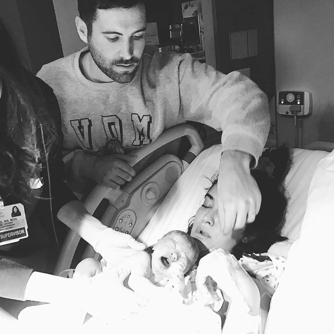 Sazan Hendrixさんのインスタグラム写真 - (Sazan HendrixInstagram)「I knew you were going to be the most amazing dad when you became part of my strength in that delivery room. Happy father’s day to the most amazing man in the world! We love you @stevie_hendrix ❤️ #happyfathersday」6月17日 8時06分 - sazan
