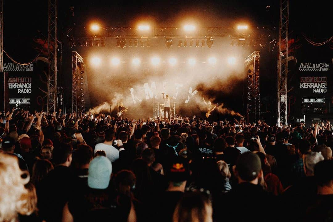 The Amity Afflictionさんのインスタグラム写真 - (The Amity AfflictionInstagram)「Two seconds in, Good Syze.  @downloadfest. 📷 @xpeesx」6月17日 8時14分 - theamityaffliction