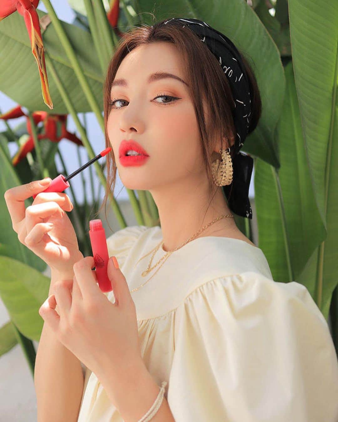 3CE Official Instagramさんのインスタグラム写真 - (3CE Official InstagramInstagram)「3CE SMOOTHING LIP TINT #DOLLYFIED 바르는 순간 인형미모 완성, 피부를 화사하게 밝히는 레디쉬 코랄 핑크🌺 #3ce #3cesmoothingliptint #pinklips」6月17日 8時22分 - 3ce_official