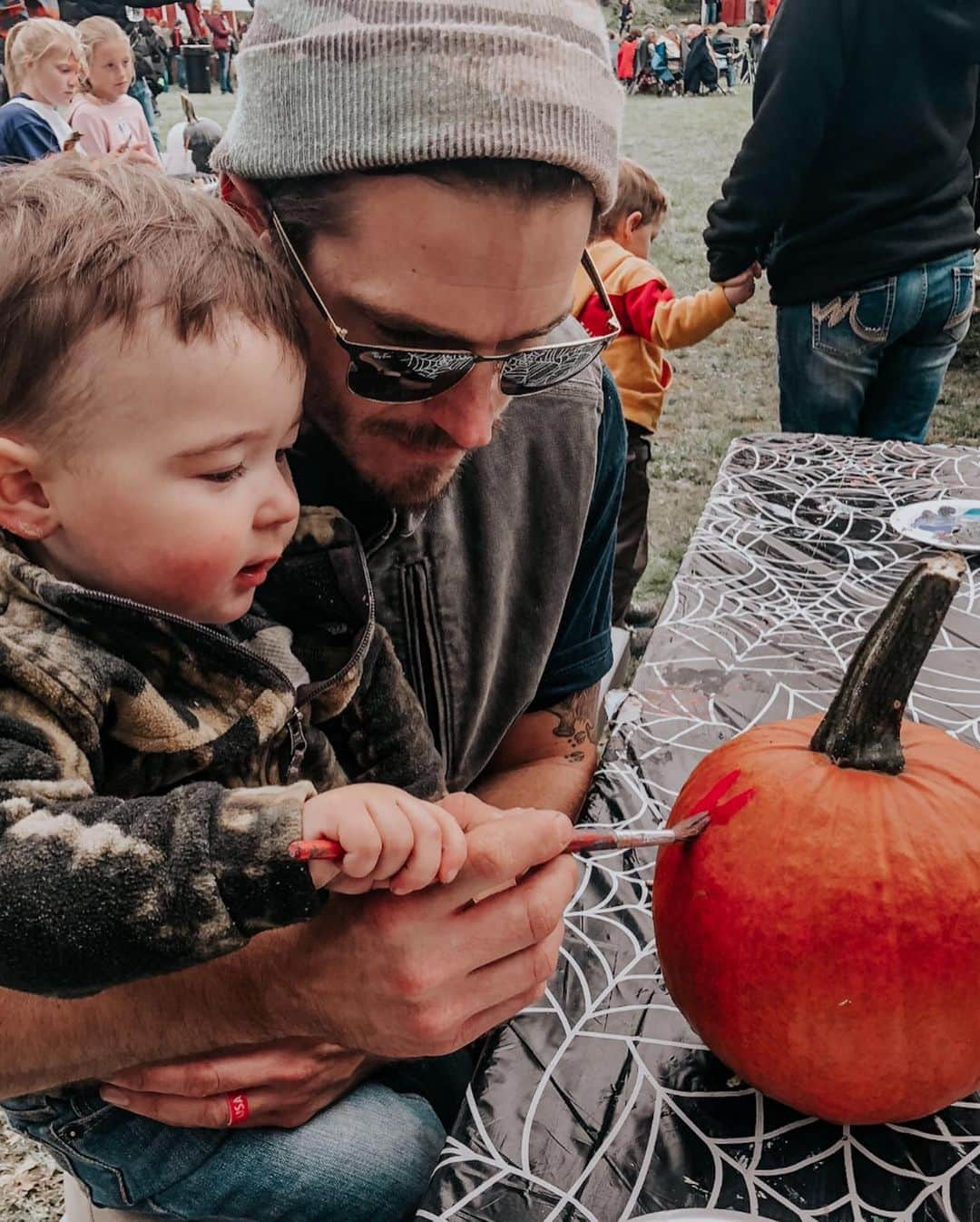 Chelsea Houskaさんのインスタグラム写真 - (Chelsea HouskaInstagram)「I’m beyond grateful that I’m married to the worlds BEST DADDY! Our kids are so lucky to have you as a role model @coledeboer 🖤 thank you for everything you do. Happy Father’s Day! LOVE YOU!」6月17日 8時28分 - chelseahouska