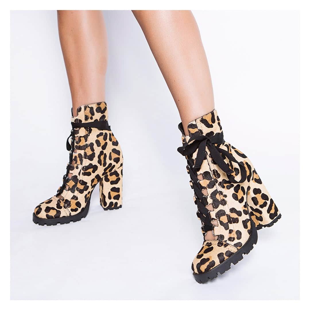 Schutzのインスタグラム：「Wild heels and wild nights 💛🐯」