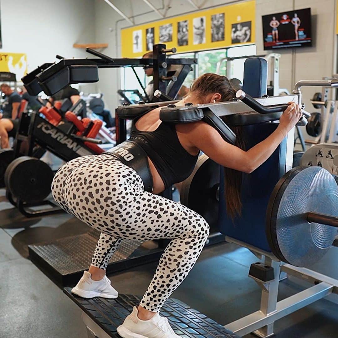 Paige Reillyさんのインスタグラム写真 - (Paige ReillyInstagram)「Another solid leg day 🥳🔒Sorry I’ve been posting lots of leg workouts but growing my glutes was a big off-season goal of mine to make sure I can hang on the pro stage sooo that means lots of leg workouts LOL. Anyways, definitely give this one a try bb’s 👇🏻 * Reverse hack squats: 4 sets of 10 * Sumo deadlifts: 4 sets of 10, 10, 8, 5 * RDL’s: 4 sets of 10 * Hip Thrusts (not shown!): 3 sets of 20 * Super set: DB RDL complex (3 sets of 10 close stance, 10 wide stance) with Cable pull-thru’s (3 sets of 12) 🖤 Outfit is @balanceathletica - presale is only available until TOMORROW at midnight! Final chance to order anything from the kingdom collection 🙌🏻🔥 If you use the link in my bio to shop, forward me your confirmation email to get entered into a giveaway (3 winners pick anything from my site - merch / guides!) 🖤 Song is Miss You by BVRNOUT #IFBBPro #Blossom #BalanceAthletica #GluteWorkout #StillGrowin #BodyByOats」6月17日 8時33分 - paigereilly
