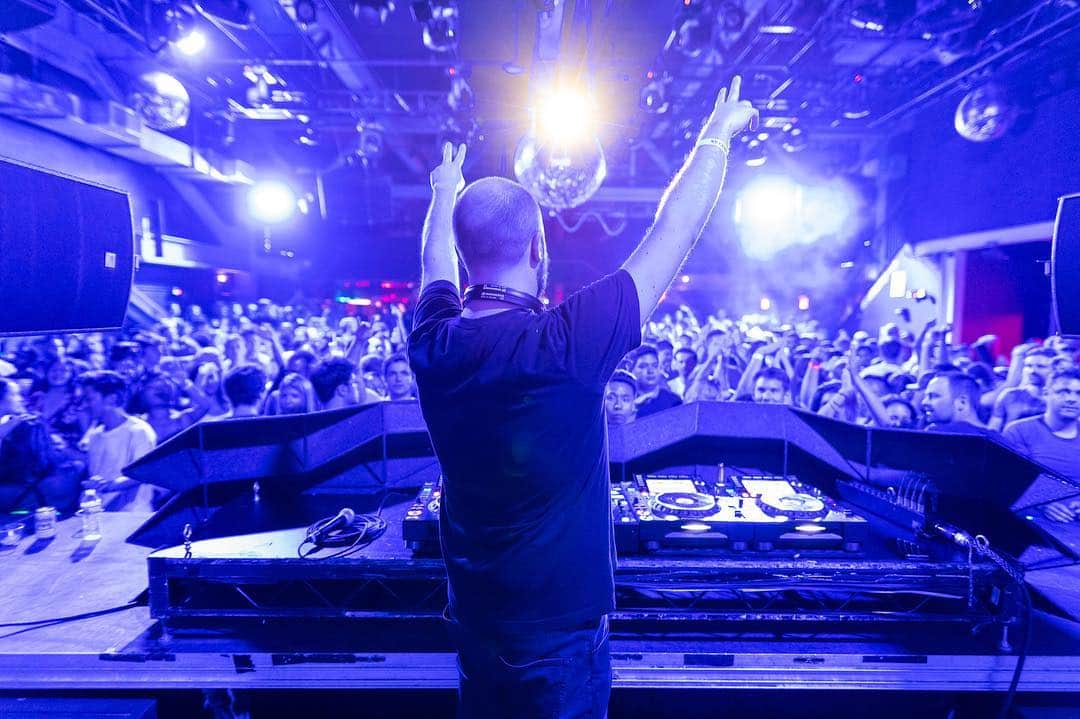 ジ・アストン・シャッフルのインスタグラム：「Thank you thank you thank you, Brooklyn! That was an all time fave. Huge thanks to @themagicianclub @popgunpresents & @elsewherespace for having me ❤️🙏🏻」