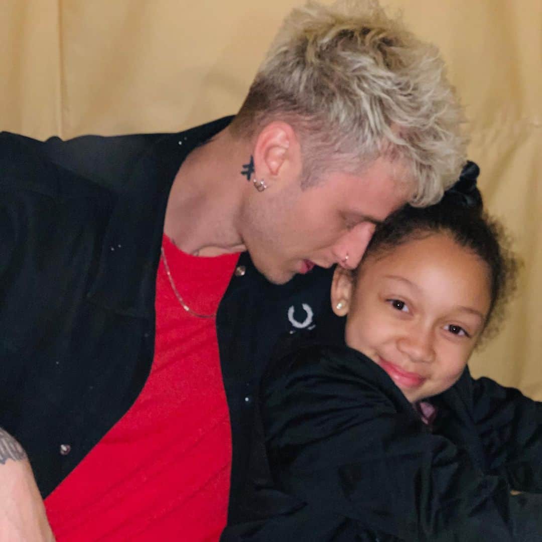 Young Gunnerさんのインスタグラム写真 - (Young GunnerInstagram)「how is she mine wtf wtf 😭🥰 #fathersday」6月17日 8時44分 - machinegunkelly