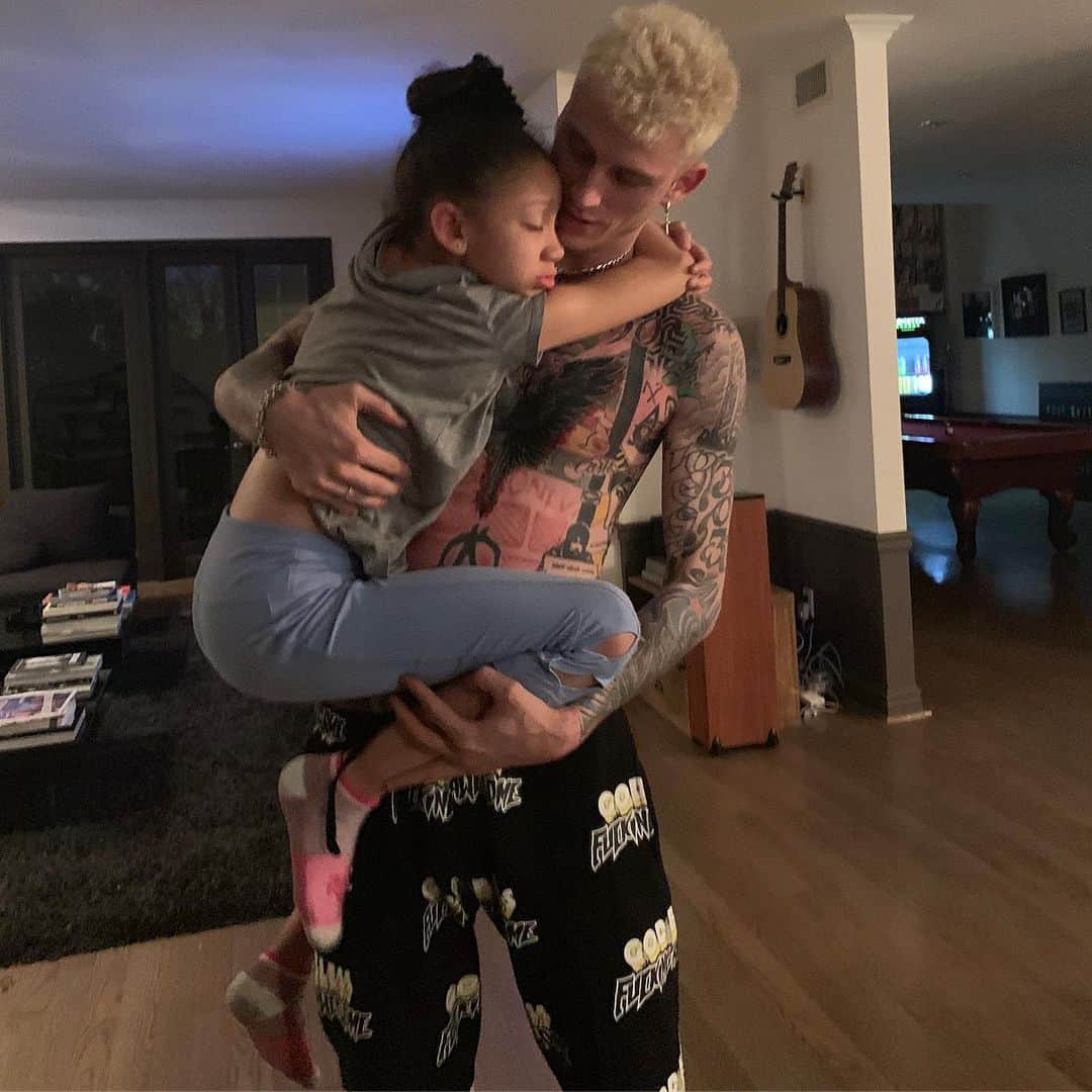 Young Gunnerさんのインスタグラム写真 - (Young GunnerInstagram)「how is she mine wtf wtf 😭🥰 #fathersday」6月17日 8時44分 - machinegunkelly