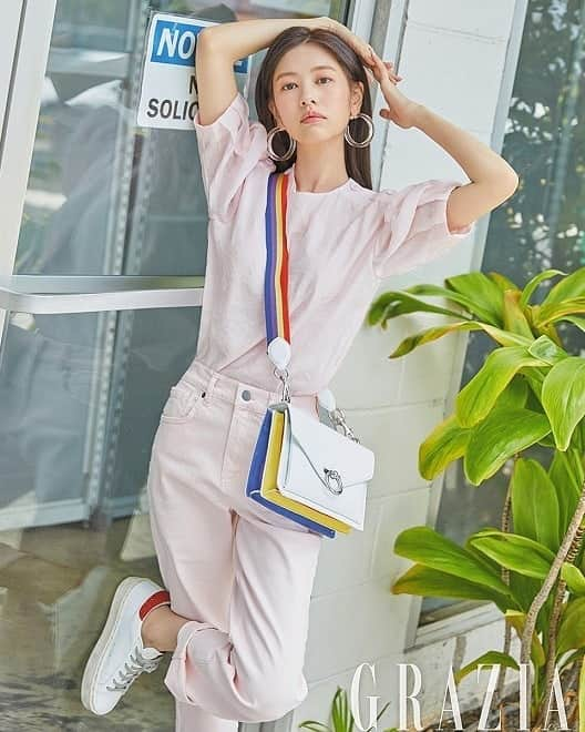 Just a girlさんのインスタグラム写真 - (Just a girlInstagram)「Jung SoMin @somin_jj ❤ for Grazia Magazine June Issue . . . . . . . #정소민 #JungSoMin #김윤지 #KimYoonJi #koreandrama #kdrama #koreangirl #kdramas#asiangirl #맞팔 #셀스타그램 #셀카 #얼스타그램 #데일리 #선팔 #인스타그램  #l4l #f4f  #like4like  #おしゃれ #オシャレ #いいね返し #フォロー #韓国人 #韓国 #セルカ #自撮り #ファッション #フォロー」6月17日 8時36分 - cecithegirl