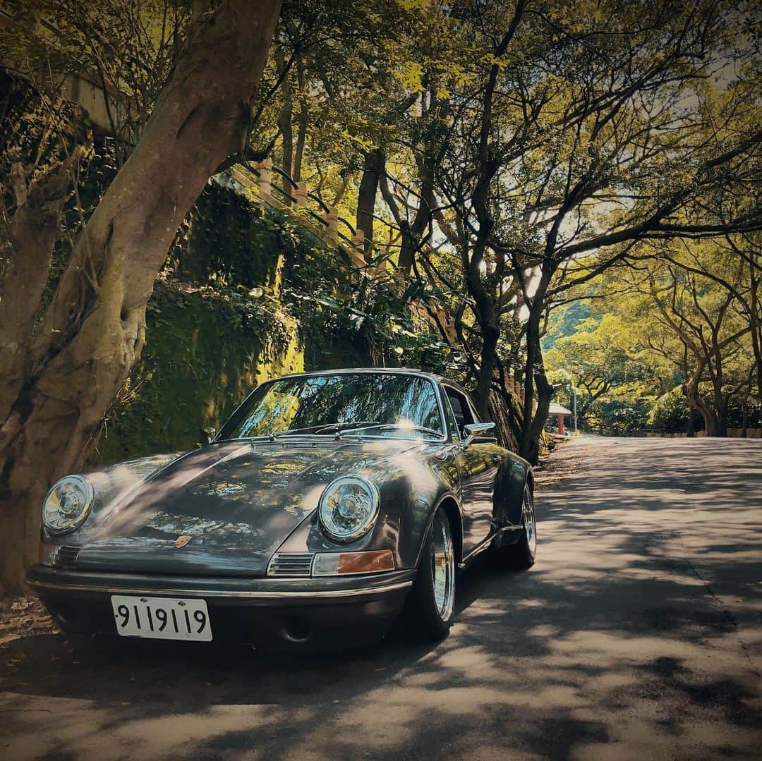 曹格格さんのインスタグラム写真 - (曹格格Instagram)「morning drive to to clear the mind  #porschepassion #classic911 #911 #porsche #backdated #porschebackdate #964widebody #porsche」6月17日 8時41分 - supergarychaw