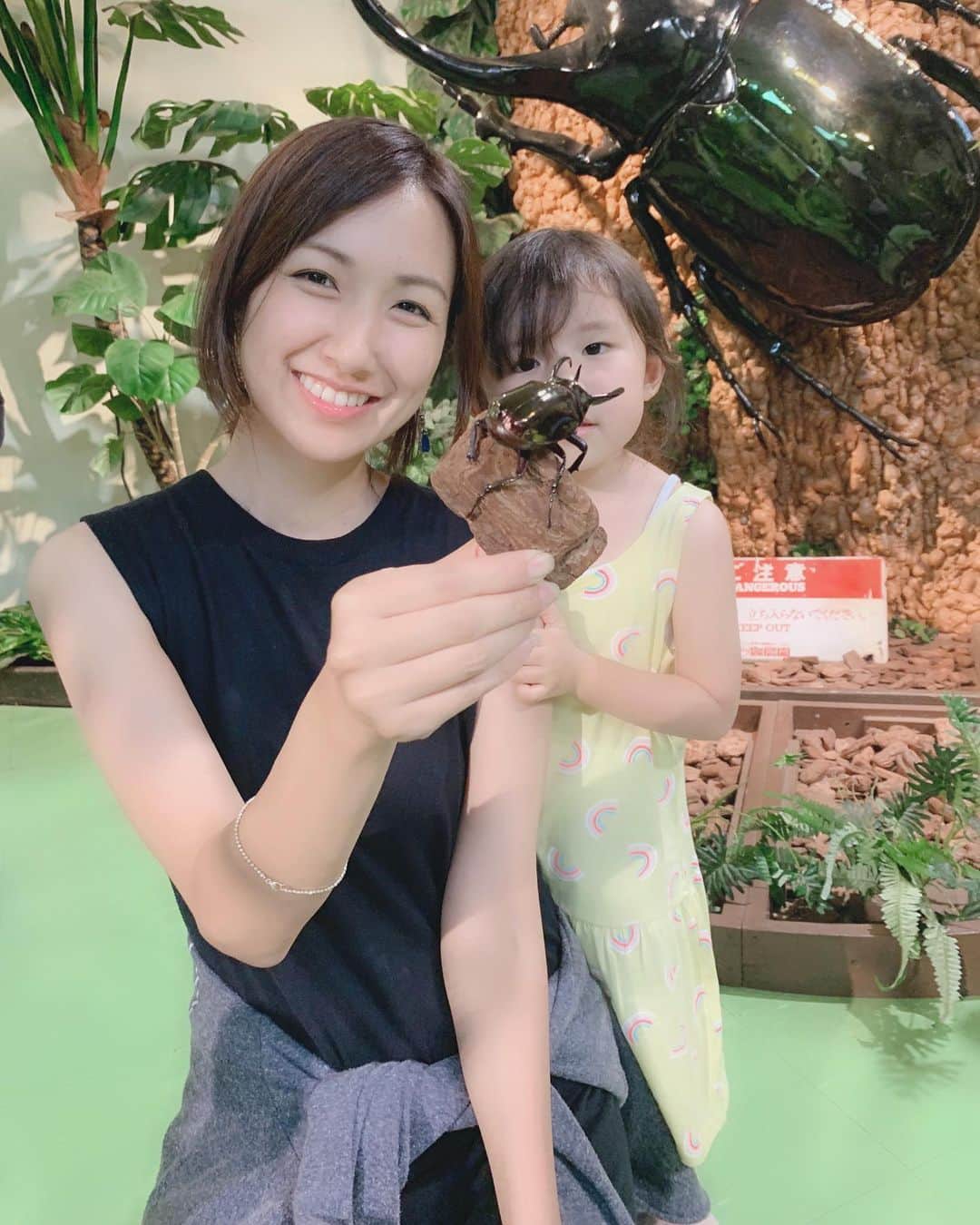 のインスタグラム：「日曜日は虫好きの次女のために1年中カブトムシとクワガタが見れて、触れるというとしまえんのもり昆虫館に行って来ました😊姉妹2人とも大興奮でしたが、ふれあいコーナーに入ると2人ともこわがり全然触ってくれなかった😅笑  ちなみに私もこわくて、1番楽しんでたのは結局パパでした🐶夜は期間限定でホタルも見れるらしいですよー！！ としまえんの中にあったのでついでに遊園地で遊んだり、あじさい祭りもやっていて半日ではとても周りきれませんでした😫また行きたいな！！ #sunday #昆虫#昆虫館#としまえん#ヘラクレスオオカブト #カブトムシ #あじさい #姉妹#父の日#子連れおでかけ」