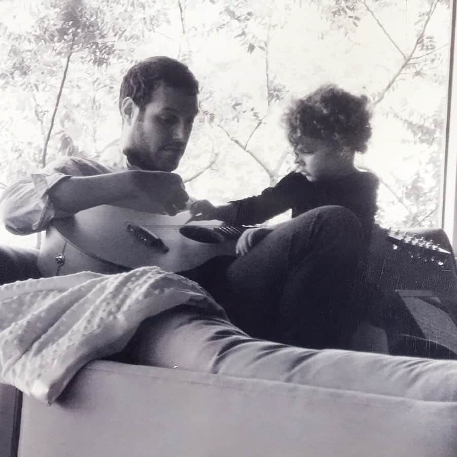 メアリー・マコーマックのインスタグラム：「Happy Father’s Day to the best father in the world. We’re so lucky.」