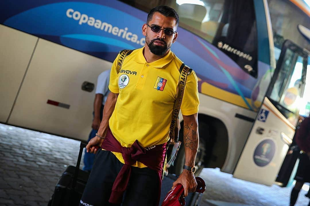 トマス・リンコンのインスタグラム：「#ElGeneral Tomás Rincón y la @selevinotinto ya se encuentran en Salvador de Bahía. El próximo martes afrontan su segundo compromiso de la @copaamerica ante #Brasil 🇧🇷 ¡VAMOS!」