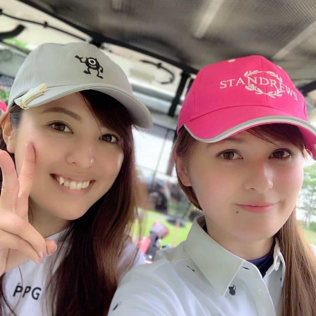 のインスタグラム：「先日いずたんとゴルフしてきました💓コンペ初参加で、結果は残念ながら145位笑でも飛び勝？でお皿をいただけたので良しとしましょう笑 ・ あと改めてシンペリルール？とかの厳しさを知りました笑私と1打しか変わらない女性が10位以内に入ってたりと😂笑楽しかったのでまた参加したいなぁ💓 ・・・ #ゴルフウェア #ゴルフウェアコーデ #golf #golf女子 #golfcoordinate #golfwear #ゴルフ女子 #ゴルフ女子コーデ #ゴルフ#ゴルフ日和 #ゴルフ好きな人と繋がりたい #🏌️‍♂️‍♀️ #⛳️ #ちゃぉりgolf #インスタゴルフ #インスタゴルフ女子 #富士市原ゴルフクラブ #コンペ」